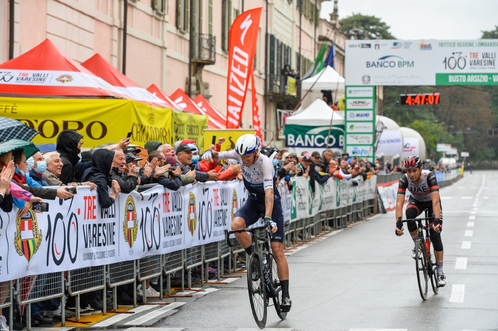 VARESE GARA CICLISTICA 100 TRE VALLI VARESINE NELLA FOTO IL VINCITORE DE MARCHI ALESSANDRO E DAVIDE FORMOLO