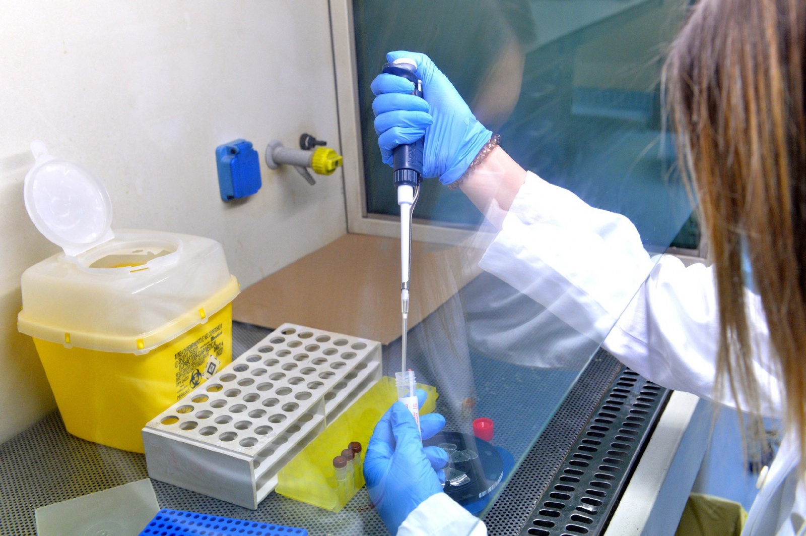 VARESE PROF. FABRIZIO MAGGI, DIRETTORE LABORATORIO MICROBIOLOGIA OSPEDALE DI CIRCOLO E VARIE LABORATORI E TECNICI AL LAVORO
