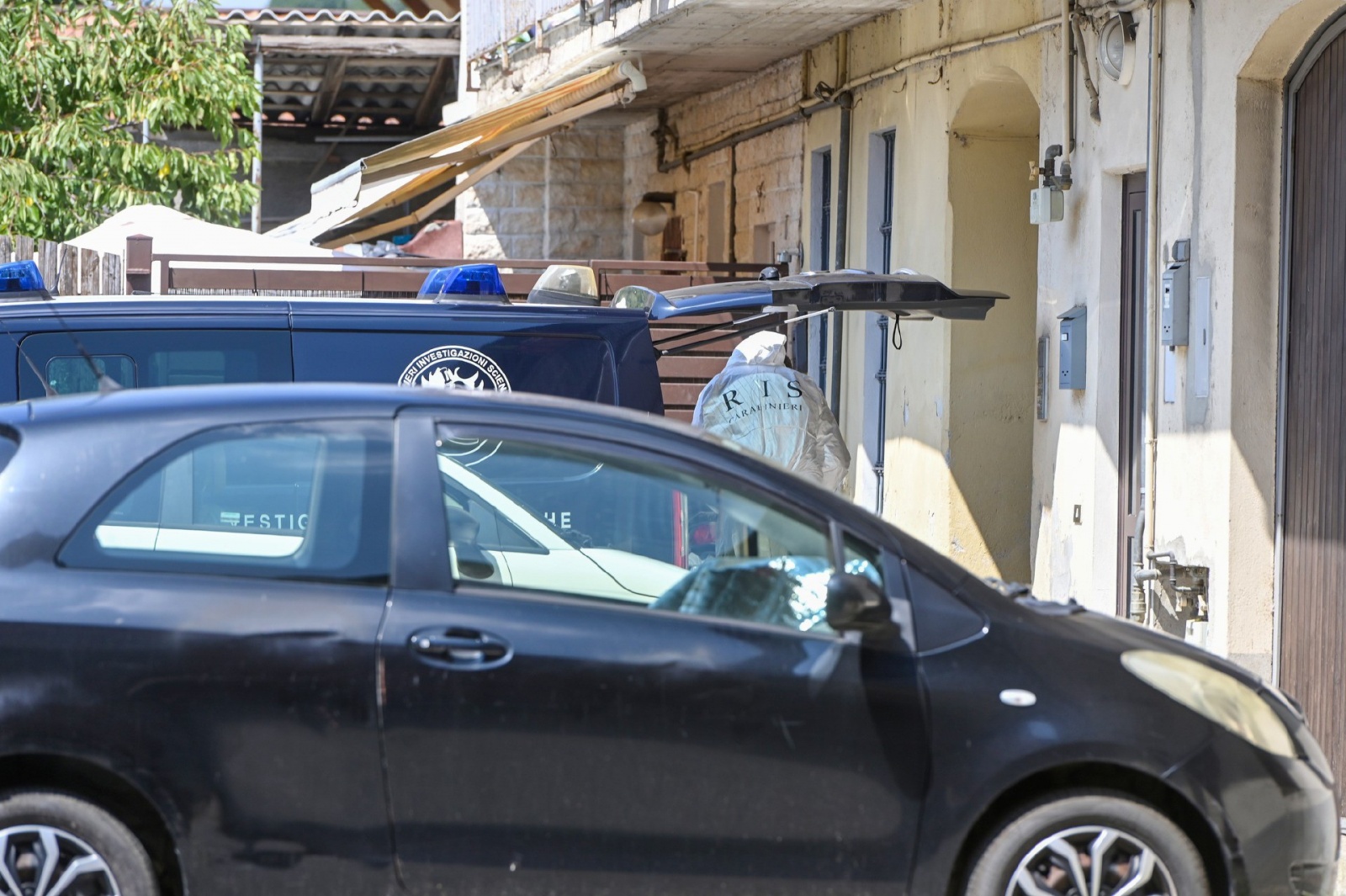MALNATE CARABINIERI RIS DI PARMA SUL LUOGO DELL’OMICIDIO DI CARMELA FABOZZI IN VIA SANVITO PER RILIEVI