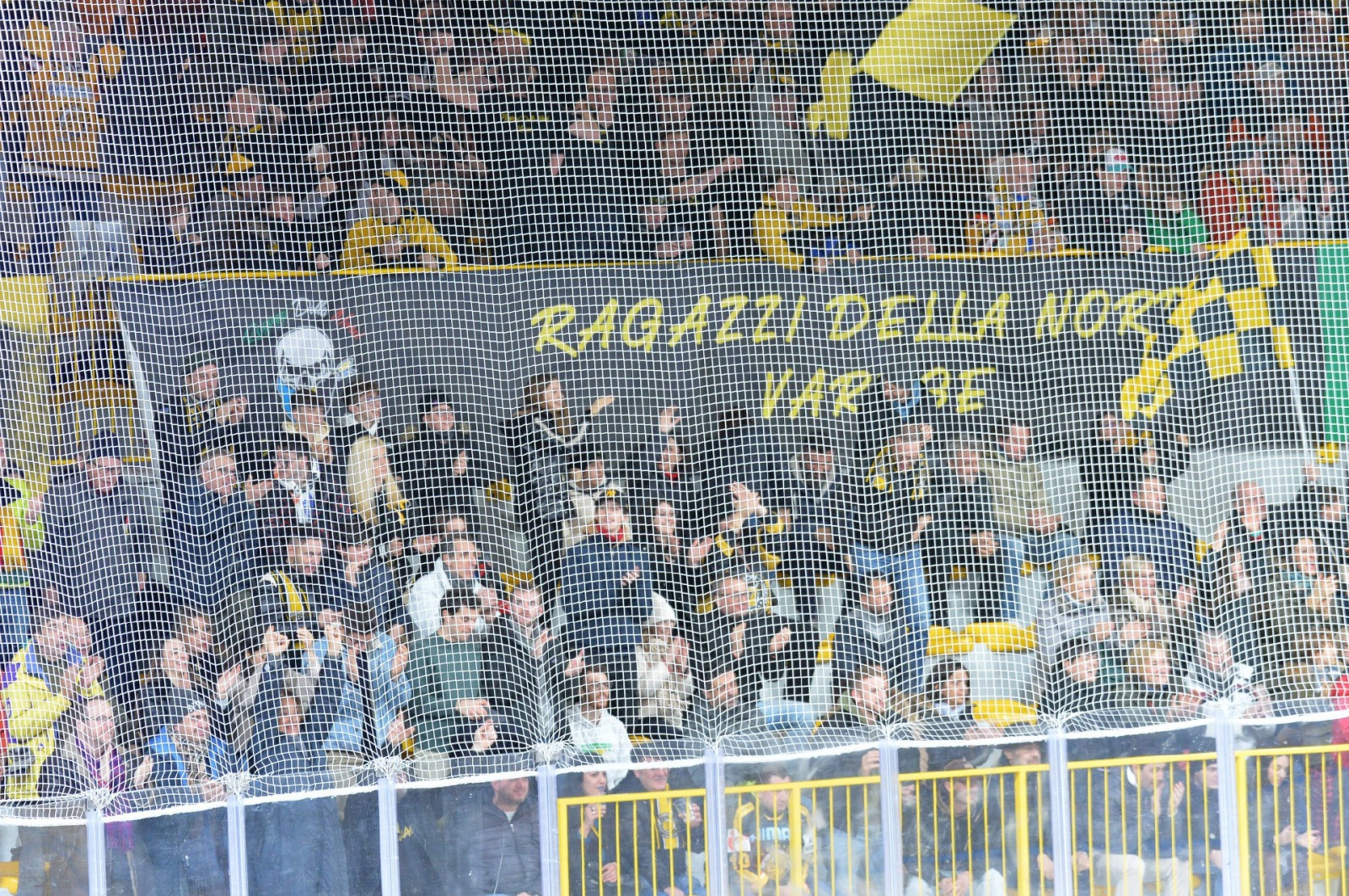 VAREWSE. HOCKEY. HCMV VARESE HOCKEY-AHC TOBLACH DOBBIACO ICEBEARS NELLA FOTO CURVA TIFOSI ESULTANZA
