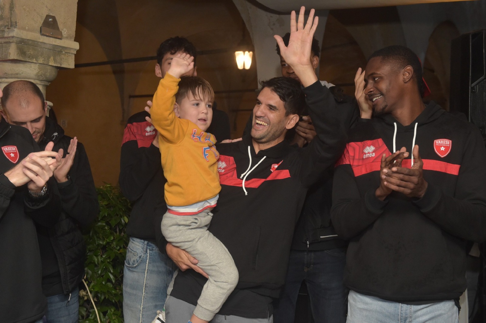 VARESE. PRESENTAZIONE OPENJOBMETIS PALLACANESTRO VARESE 2024 2025 AI TIFOSI AL CAFFEÕ BROLETTO NELLA FOTO COACH HERMAN MANDOLE CON FIGLIO