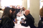 GALLARATE. CLAUDIO BISIO AL TEATRO CONDOMINIO PER PRESENTARE IL SUO LIBRO FIRMA COPIE CON I FANS