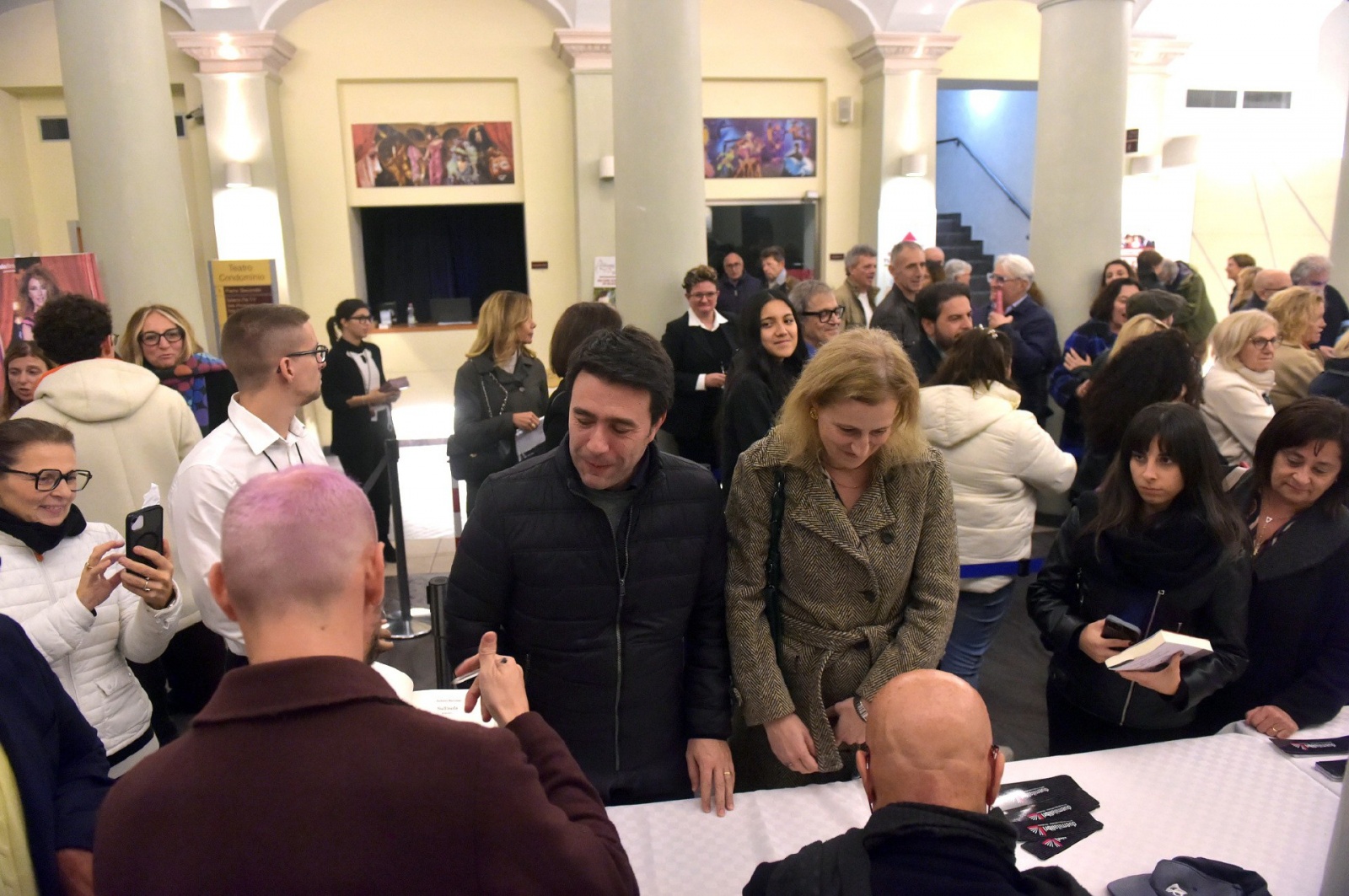 GALLARATE. CLAUDIO BISIO AL TEATRO CONDOMINIO PER PRESENTARE IL SUO LIBRO FIRMA COPIE CON I FANS