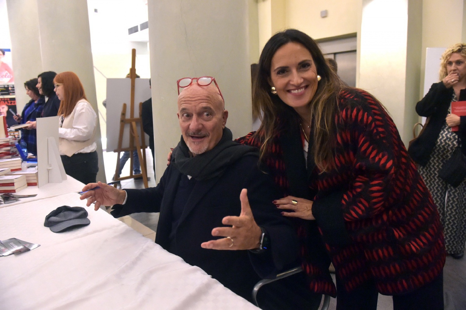 GALLARATE. CLAUDIO BISIO AL TEATRO CONDOMINIO PER PRESENTARE IL SUO LIBRO FIRMA COPIE CON I FANS