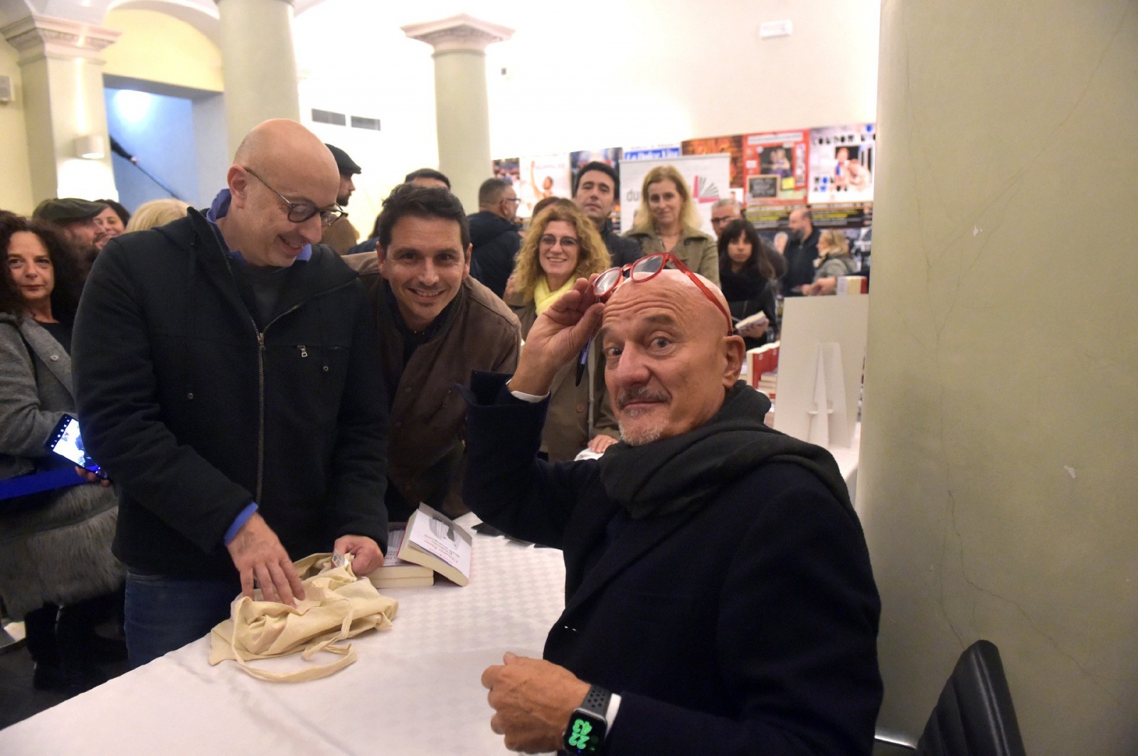 GALLARATE. CLAUDIO BISIO AL TEATRO CONDOMINIO PER PRESENTARE IL SUO LIBRO FIRMA COPIE CON I FANS