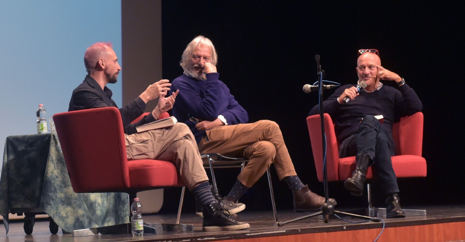 GALLARATE. CLAUDIO BISIO AL TEATRO CONDOMINIO PER PRESENTARE IL SUO LIBRO