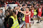 VARESE. BASKET LBA. OPENJOBMETIS VARESE-VIRTUS SEGAFREDO BOLOGNA NELLA FOTO ESULTANZA FINALE E GIOCATORI CHE SALUTANO TIFOSI