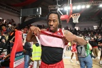 VARESE. BASKET LBA. OPENJOBMETIS VARESE-VIRTUS SEGAFREDO BOLOGNA NELLA FOTO ESULTANZA FINALE E GIOCATORI CHE SALUTANO TIFOSI JOHNSON