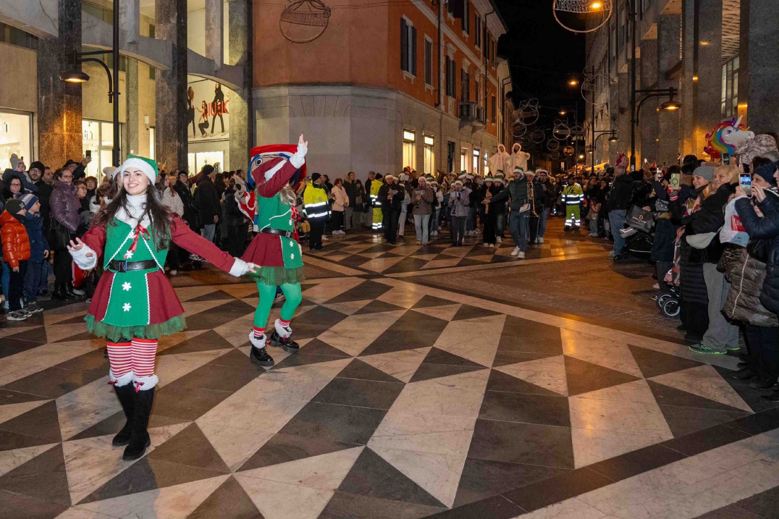 BUSTO ARSIZIO VIA CAVALLOTTI ACCENSIONE ALBERO DI NATALE SFILATA DI NATALE