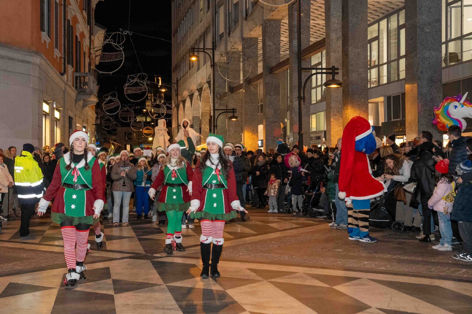 BUSTO ARSIZIO VIA CAVALLOTTI ACCENSIONE ALBERO DI NATALE SFILATA DI NATALE