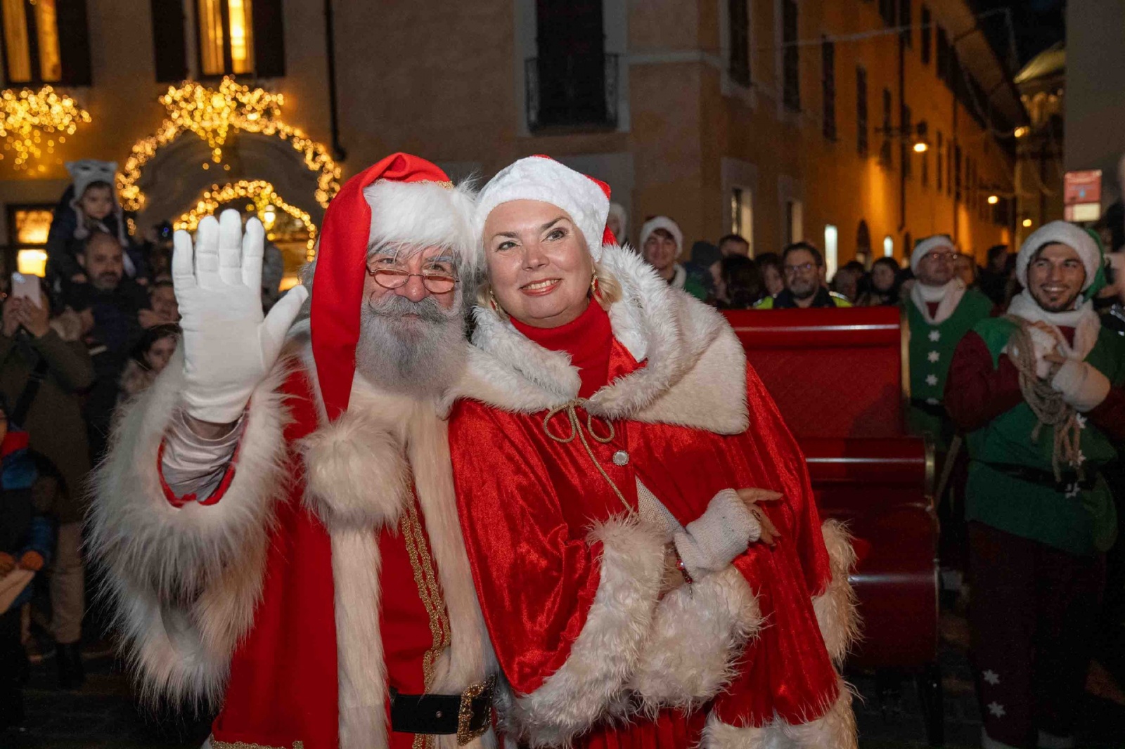 BUSTO ARSIZIO VIA CAVALLOTTI ACCENSIONE ALBERO DI NATALE SFILATA DI NATALE