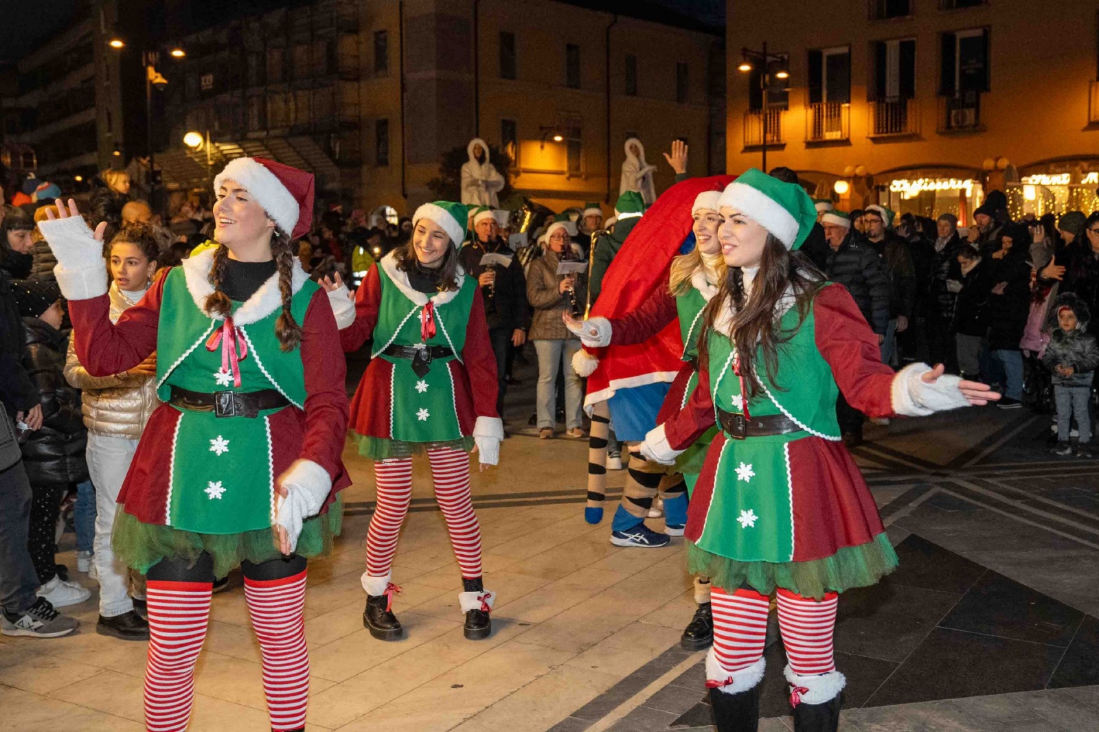 BUSTO ARSIZIO VIA CAVALLOTTI ACCENSIONE ALBERO DI NATALE SFILATA DI NATALE