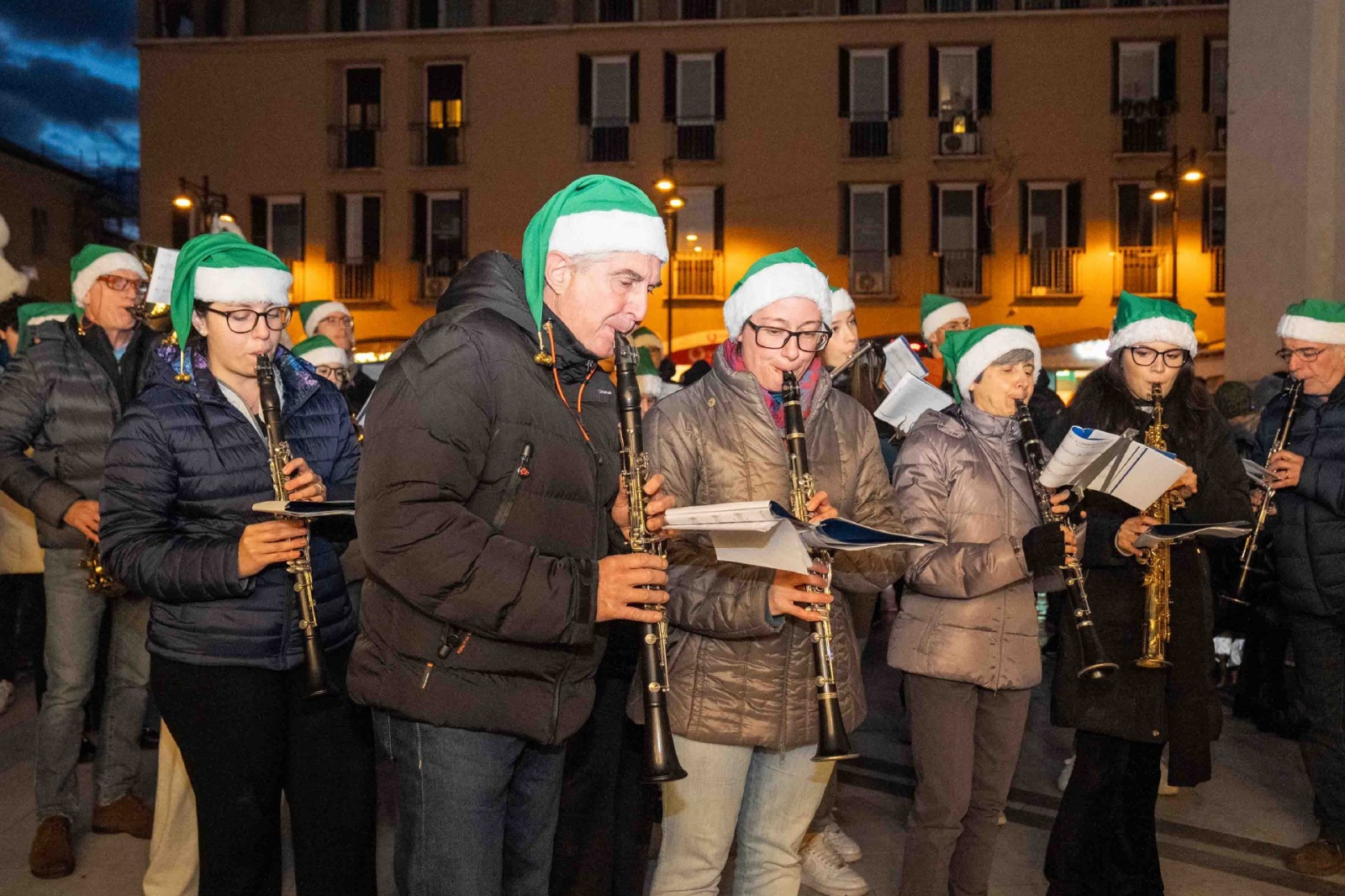 BUSTO ARSIZIO VIA CAVALLOTTI ACCENSIONE ALBERO DI NATALE SFILATA DI NATALE