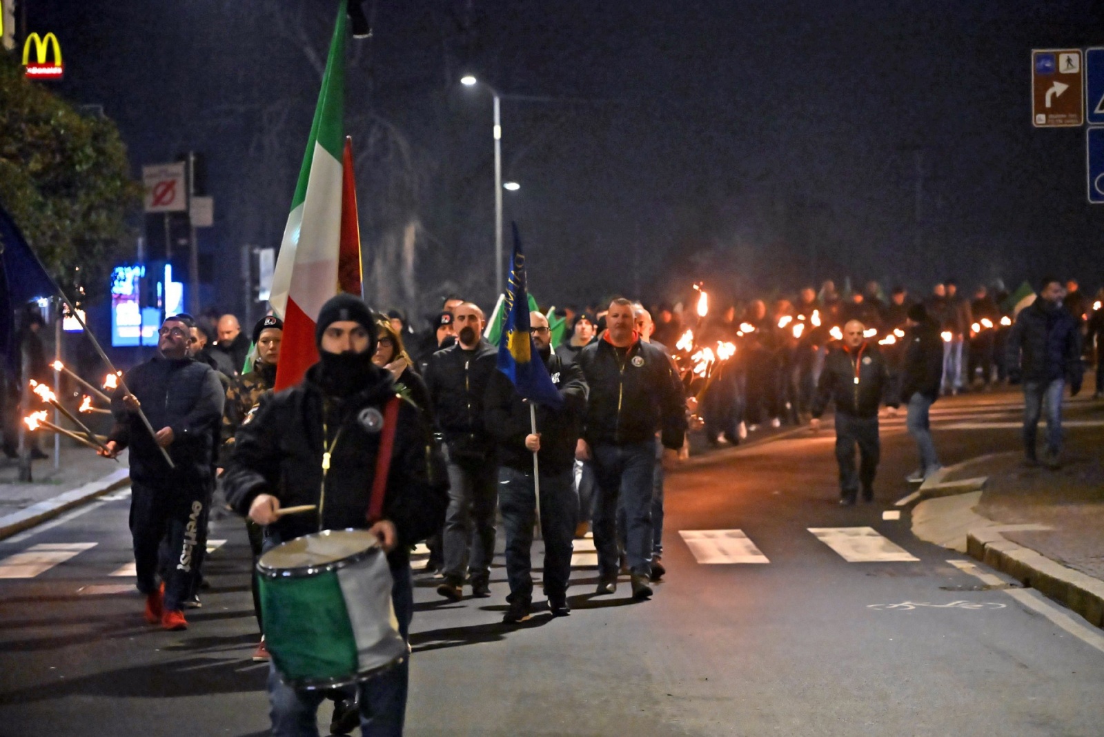 VARESE. CORTEO ESTREMA DESTRA COMMEMORAZIONE FOIBE DALLA STAZIONE FS A PIAZZA MONTE GRAPPA NELLA FOTO