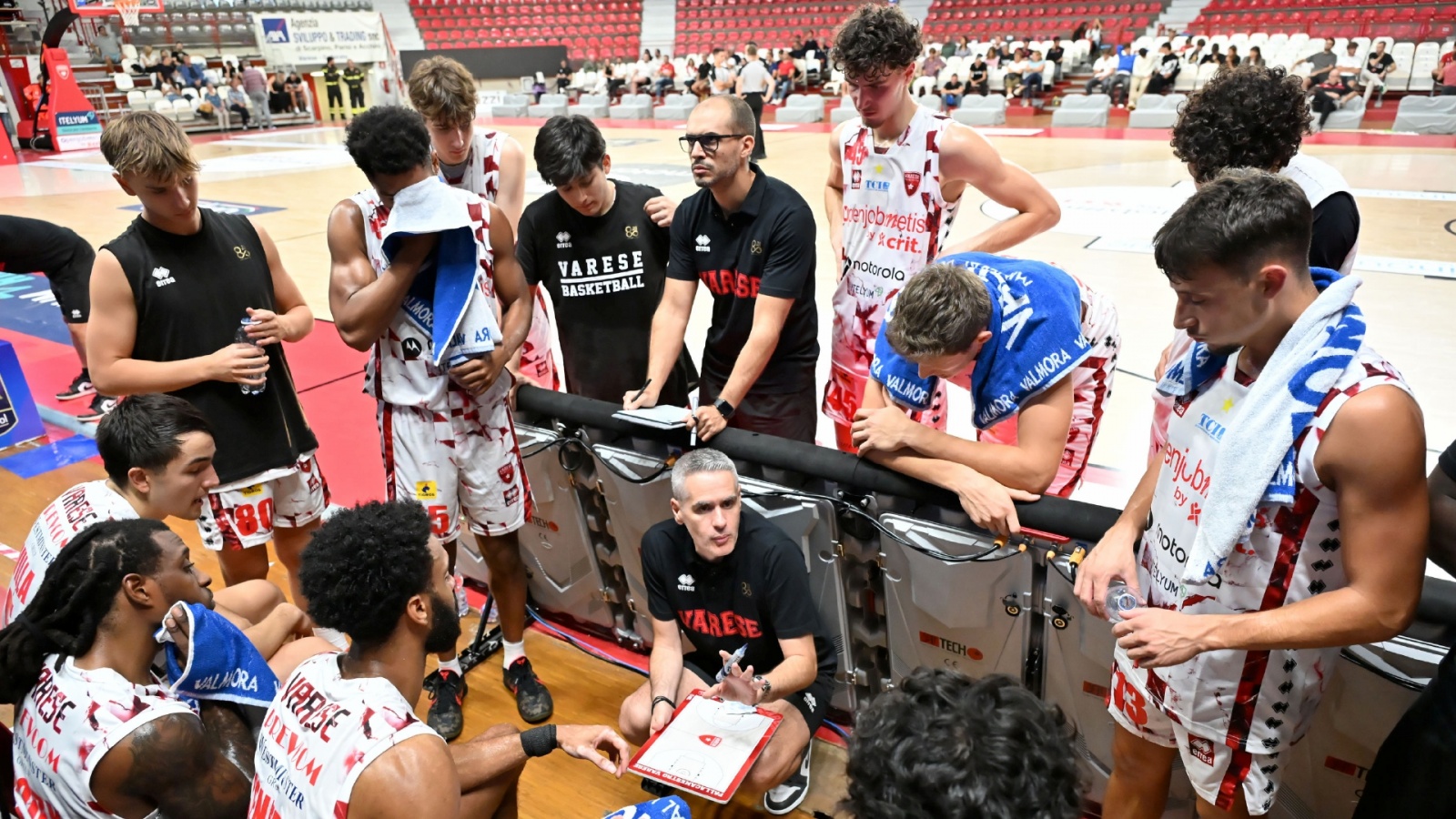 VARESE. BASKET. AMICHEVOLE OPENJOBMETIS VARESE-BLU BERGAMO NELLA FOTO COACH KASTRITIS TIME OUT