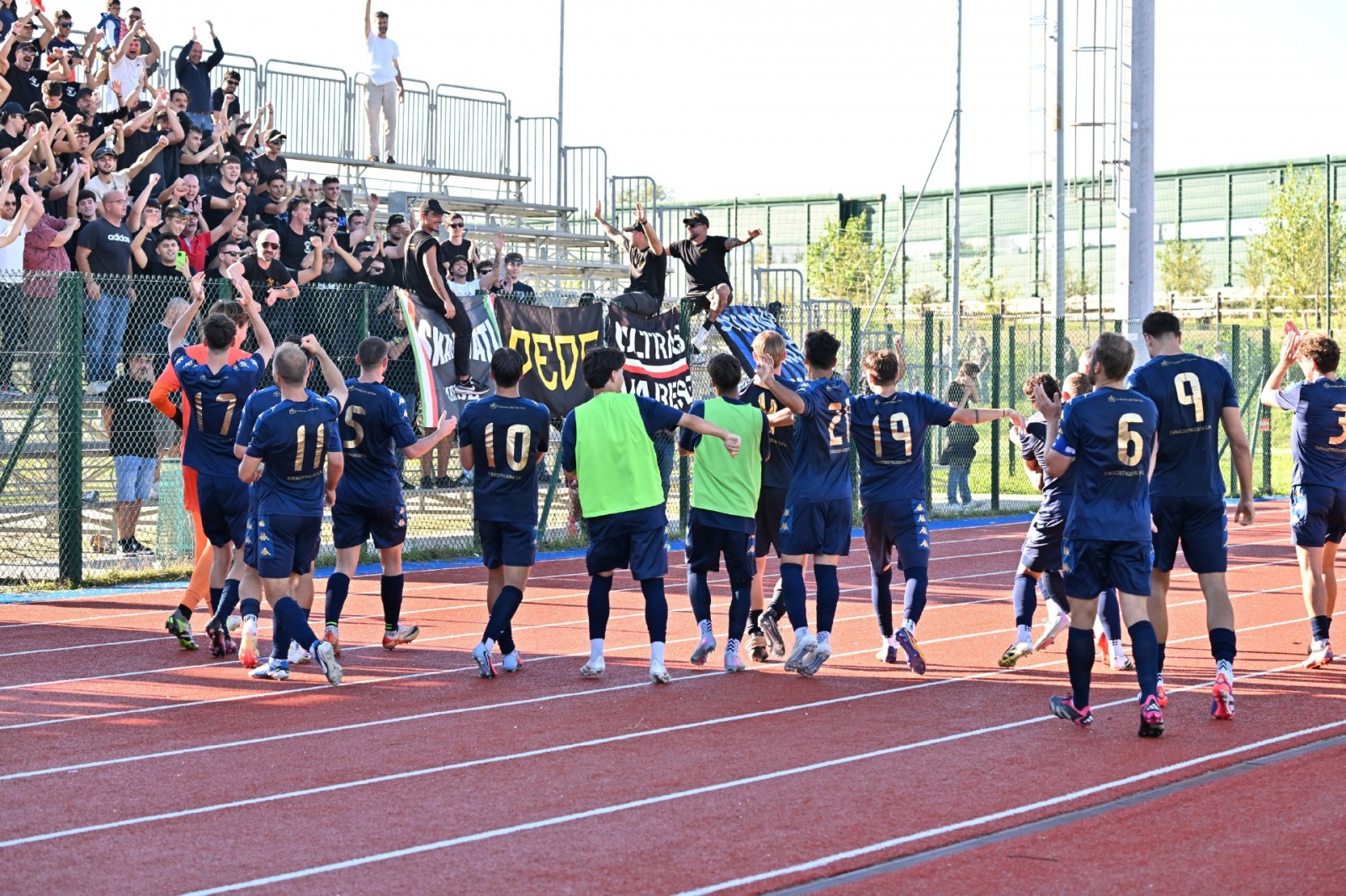 PERO CLUB MILANO VARESE CALCIO NELLA FOTO FINE PARTITA
