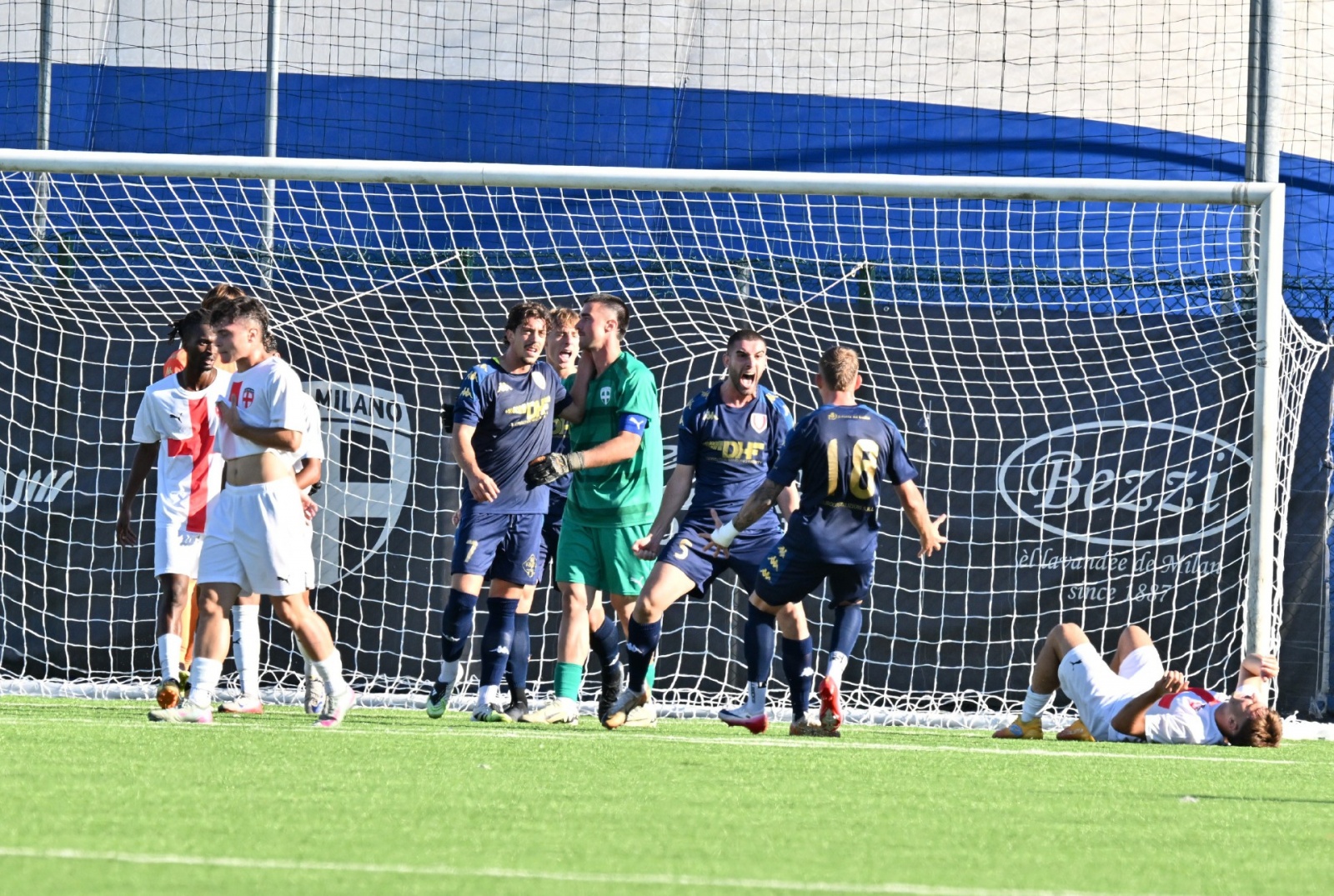 PERO CLUB MILANO VARESE CALCIO NELLA FOTO FINE PARTITA
