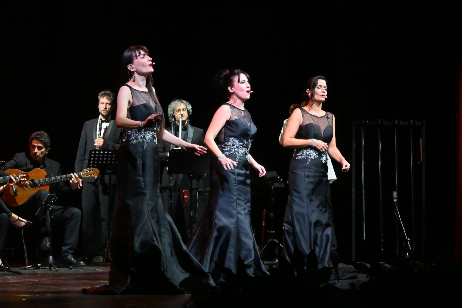 VARESE. 80� CONFCOMMERCIO CELEBRATO AL TEATRO INTRED. BENEDIZIONE MONS. GIOIA, PRESIDENTI ASCOM E CONCERTO