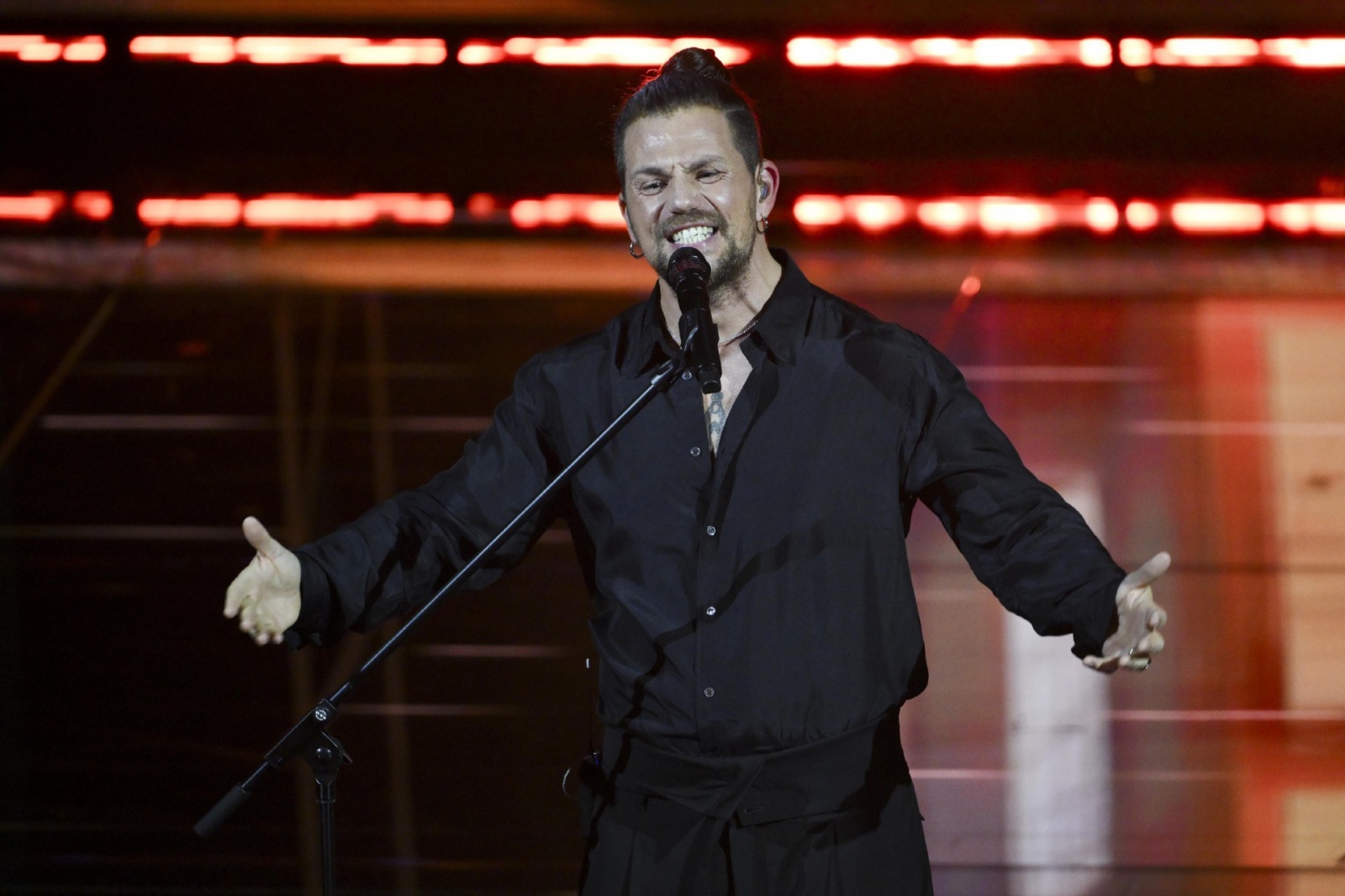Italian singer Enrico Nigiotti performs on stage at the Ariston theatre during the 76th edition of the Sanremo Italian Song Festival, in Sanremo, Italy, 24 February 2026. The music festival will run from 24 to 28 February 2026. ANSA/ETTORE FERRARI