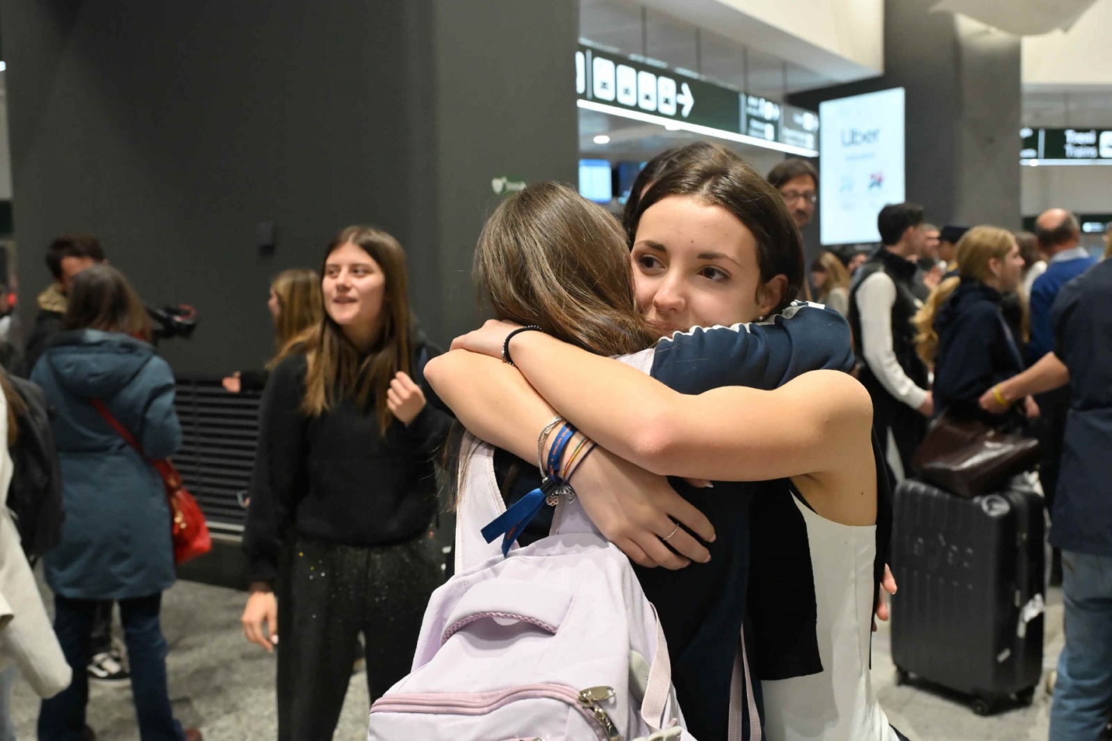 MALPENSA. RIENTRO STUDENTI E INSEGNANTI DA DUBAI VIA ABU DHABI AL TERMINAL 1, ACCOLTI DA FAMILIARI E AMICI