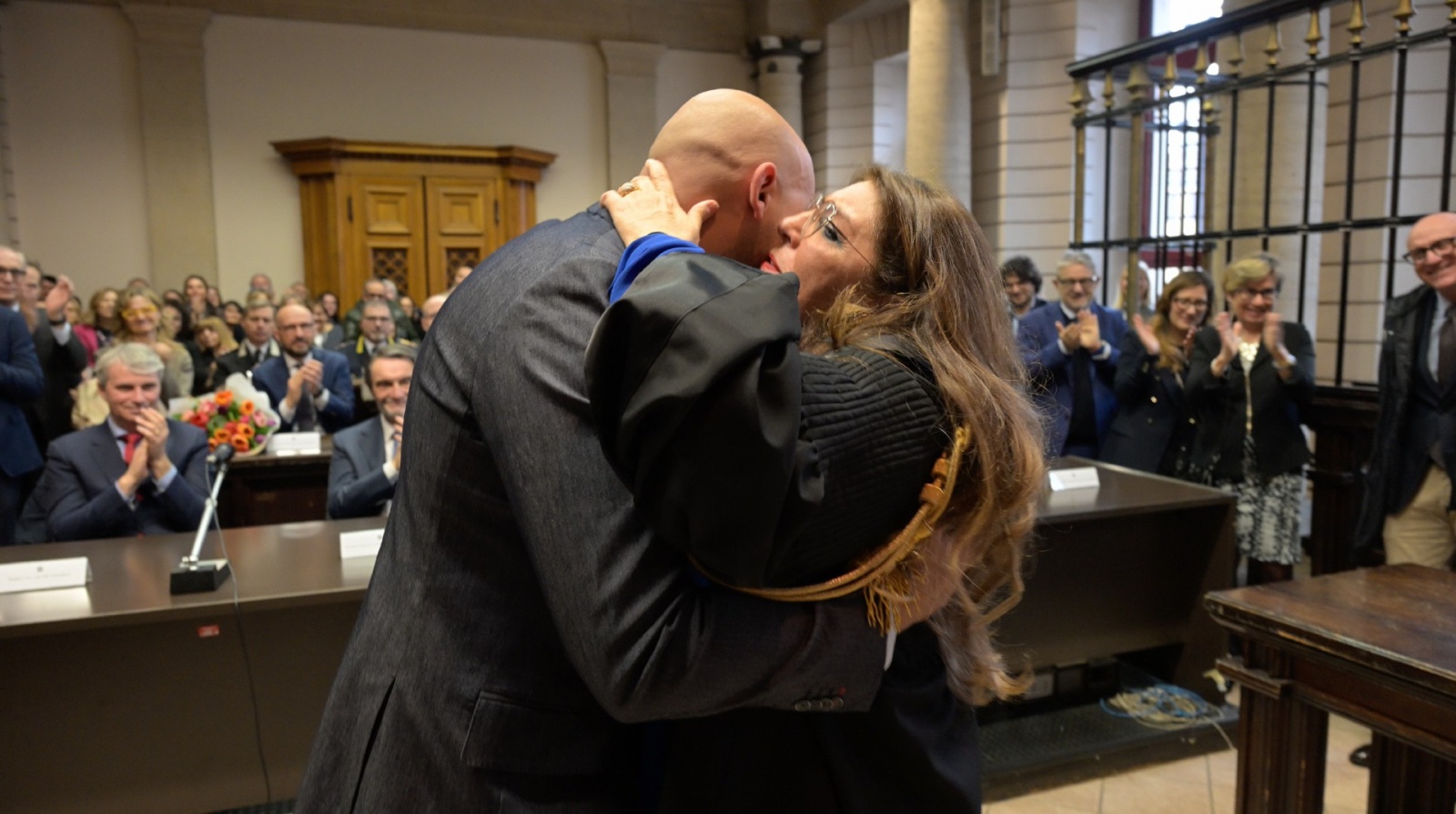 VARESE. GIURAMENTO NUOVA PRESIDENTE TRIBUNALE, MARIOLINA PANASITI NELLA FOTO LÕABBRACCIO COL FIGLIO
