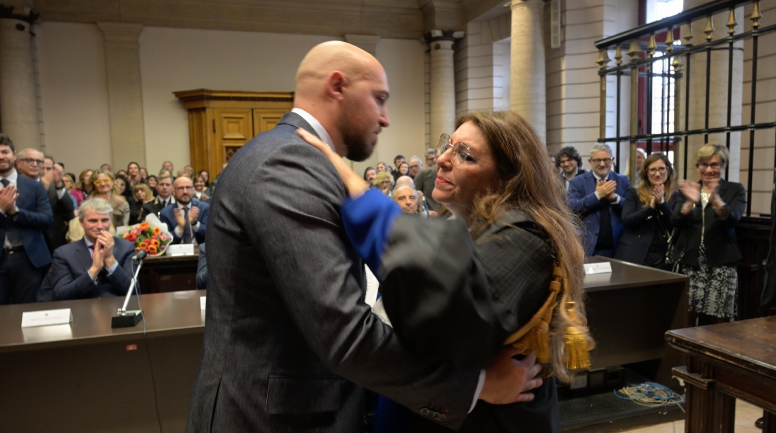 VARESE. GIURAMENTO NUOVA PRESIDENTE TRIBUNALE, MARIOLINA PANASITI NELLA FOTO L’ABBRACCIO COL FIGLIO