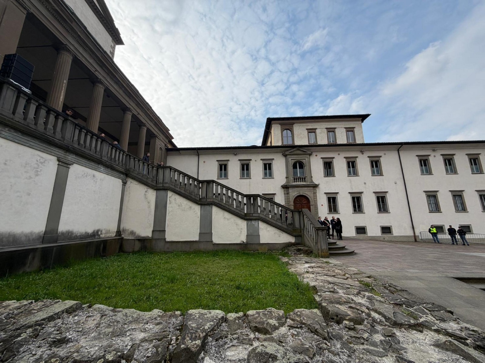 Sono già centinaia i militanti che stanno arrivando all'abbazia di San Giacomo dove alle 12 si terranno i funerali di Umberto Bossi, il leader della Lega scomparso a 84 anni, Pontida, 22 marzo 2026. ANSA/MICHELE MARAVIGLIA