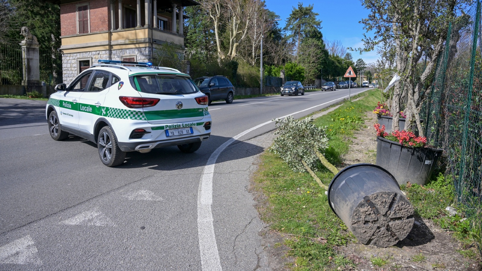 CASCIAGO VENTO FORTE CON PIANTE CADUTE INTERVENTO DEI VIGILI DEL FUOCO