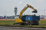 MALPENSA VISITA CANTIERE RIFACIMENTO PISTA 35L NELLA FOTO LAVORI CON SFONDO TORRE DI CONTROLLO