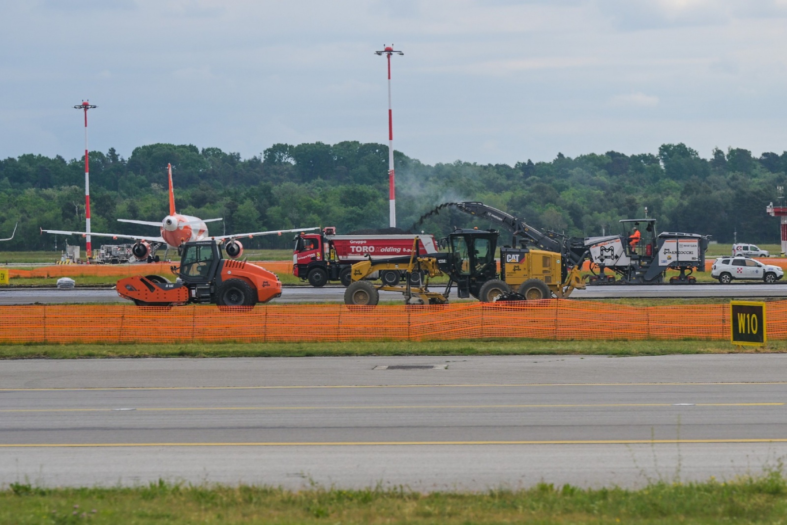 MALPENSA VISITA CANTIERE RIFACIMENTO PISTA 35L NELLA FOTO LAVORI CON SFONDO AEREI