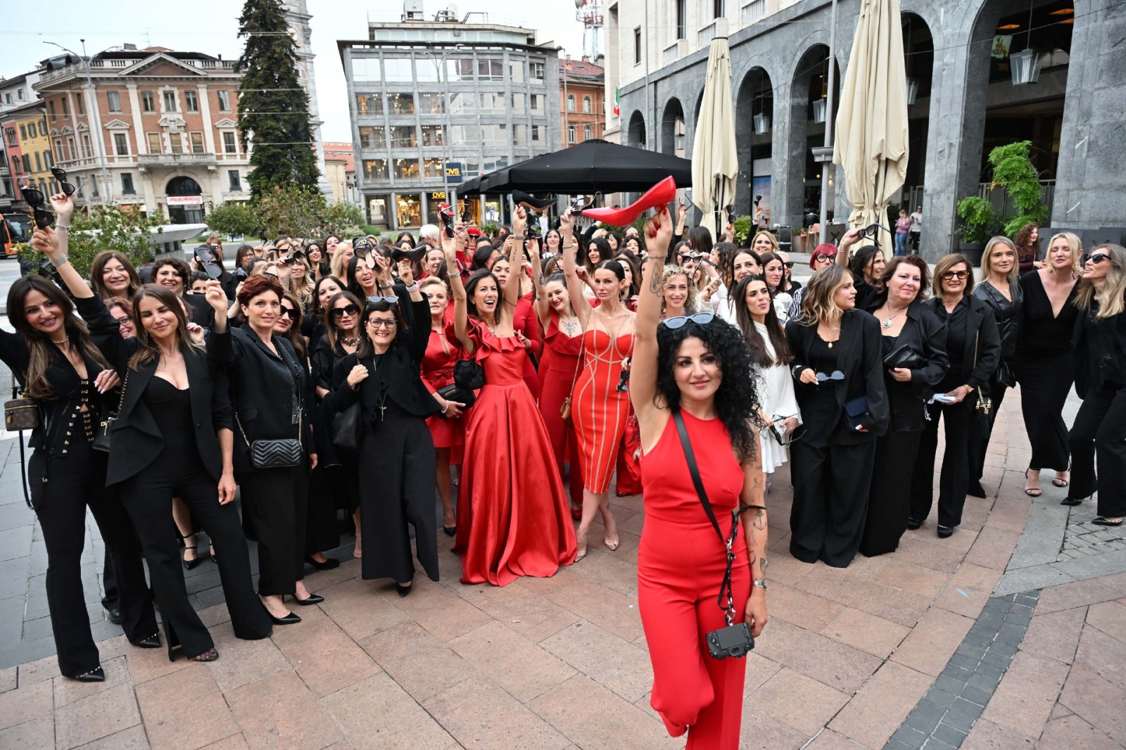 VARESE. EVENTO BENEFICO C.A.O.S. ORGANIZZATO DA ANNA DEL BAR RISTORANTE BASILICO PER LA PROIEZIONE DE ÒIL DIAVOLO VESTE PRADA 2Ó CON ADELE PATRINI, PROF.SSA FRANCESCA ROVERA E EMANUELE MONTI AL MIV, MULTISALA VARESE