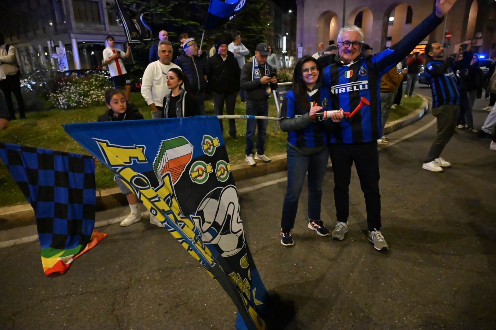 VARESE. FESTEGGIAMENTI TIFOSI INTER IN PIAZZA MONTE GRAPPA