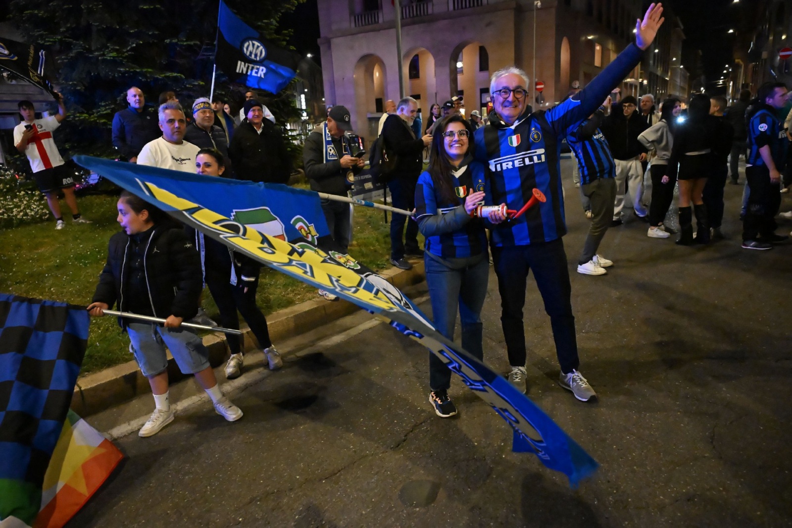VARESE. FESTEGGIAMENTI TIFOSI INTER IN PIAZZA MONTE GRAPPA