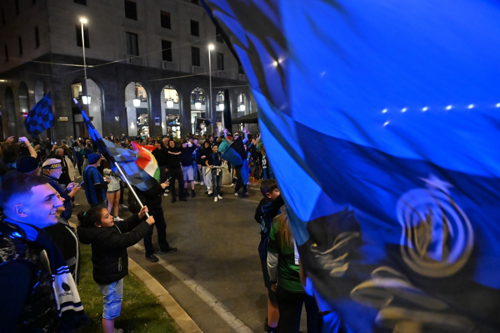 VARESE. FESTEGGIAMENTI TIFOSI INTER IN PIAZZA MONTE GRAPPA