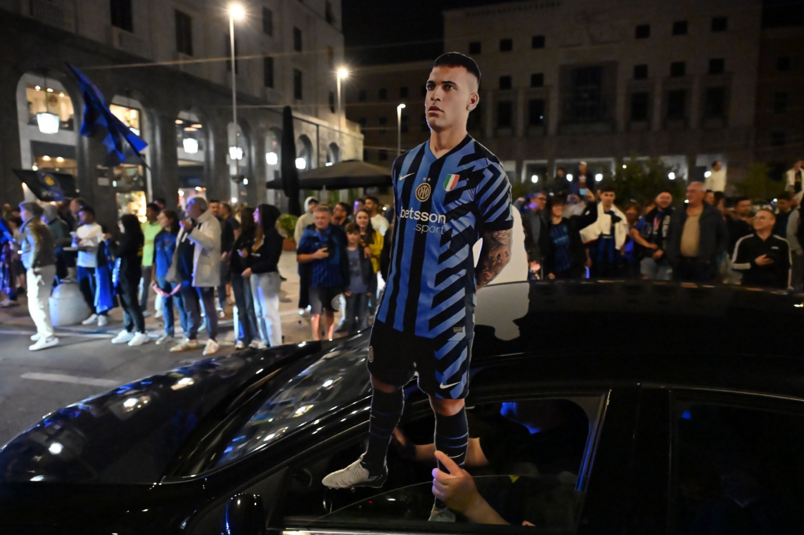 VARESE. FESTEGGIAMENTI TIFOSI INTER IN PIAZZA MONTE GRAPPA