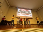 Sciascia premia e il ragazzo legge l’attacco del pezzo che verrà pubblicato da Prealpina