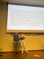 Sciascia premia e il ragazzo legge l’attacco del pezzo che verrà pubblicato da Prealpina