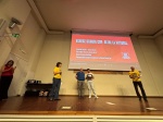 Sciascia premia e il ragazzo legge l’attacco del pezzo che verrà pubblicato da Prealpina