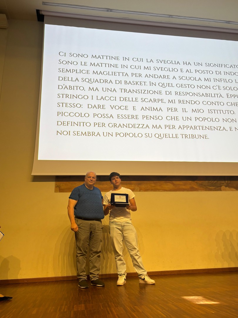 Sciascia premia e il ragazzo legge l’attacco del pezzo che verrà pubblicato da Prealpina