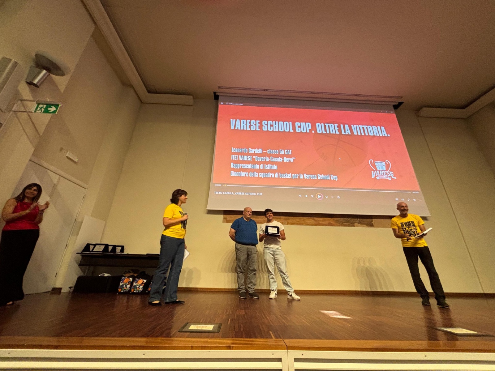 Sciascia premia e il ragazzo legge l’attacco del pezzo che verrà pubblicato da Prealpina