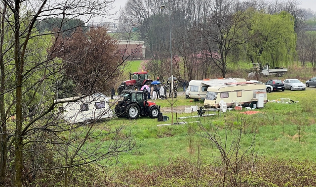 Le operazioni di sgombero del campo nomadi (foto Agenzia Blitz)