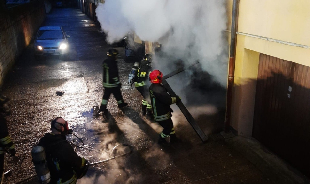 L’intervento dei vigili del fuoco per l’incendio del box a Cairate