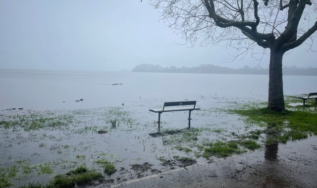 La suggestiva situazione di lago e clima questa mattina, venerdì, a Gavirate