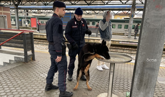 I carabinieri in azione alla stazione di Saronno (foto Agenzia Blitz)