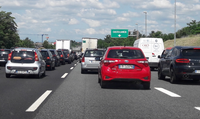 Code in autostrada a Legnano (foto Archivio)