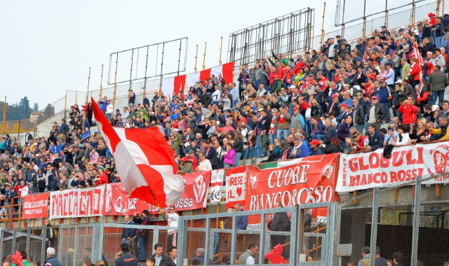 Il settore distinti del Franco Ossola di Varese (foto Blitz)