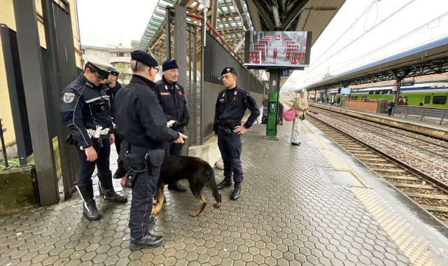 Polizia locale e carabinieri in stazione a Saronno  (foto Archivio)