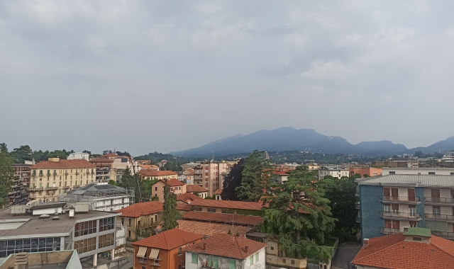 Il cielo su Varese nella mattinata di sabato