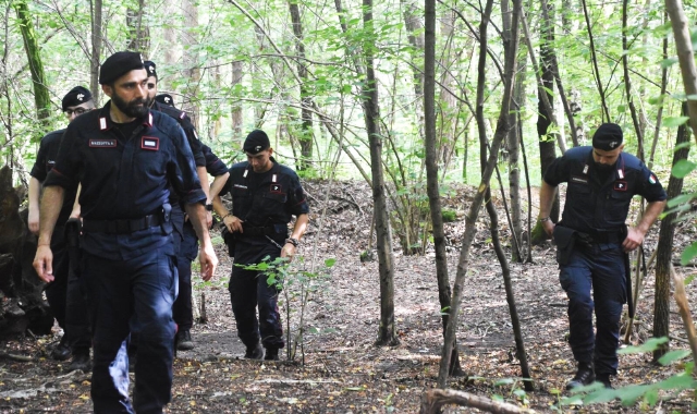 Controlli dei carabinieri nei boschi dello spaccio  (foto Archivio)