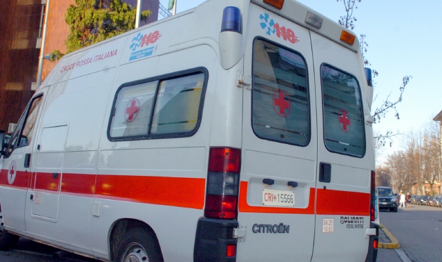 Tempestivo ma vano l’intervento dell’ambulanza col personale sanitario  (foto archivio)